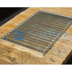 Решетка Gidrolica Step Pro 390х590мм - стальная ячеистая оцинкованная